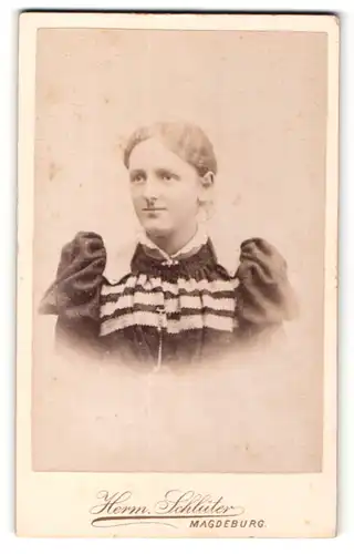 Fotografie Herm. Schlüter, Magdeburg, Portrait lächelnde junge Schönheit in aufwendig bestickter Bluse