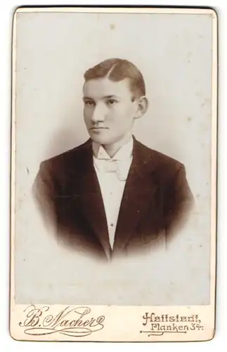 Fotografie B. Nacher, Hettstedt, Portrait brünetter junger Mann mit weisser Fliege im schwarzen Jackett