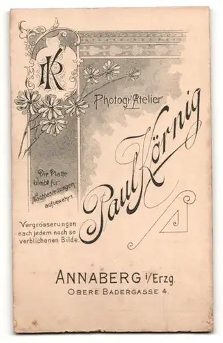 Fotografie Paul Körnig, Annaberg / Erzgeb., charmante junge Frau mit lockigem Haar in wunderschöner Rüschenbluse