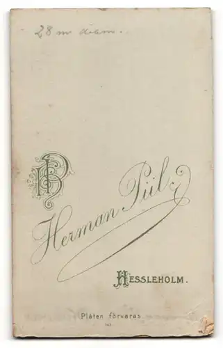 Fotografie Herman Pül, Hessleholm, Portrait charmant blickender junger Mann mit Oberlippenbart im Jackett