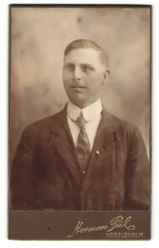 Fotografie Herman Pül, Hessleholm, Portrait junger Mann mit Oberlippenbart und Krawatte im Jackett