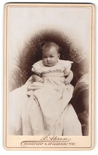 Fotografie P. Ahorn, Wunstorf, Süsses Baby im Taufkleid