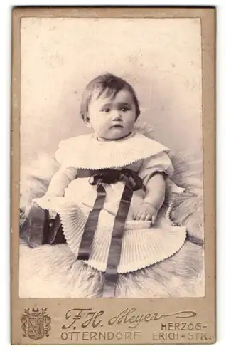 Fotografie F.H.Meyer, Otterndorf, Niedliches Baby im Kleidchen sitzt auf einem Stuhl