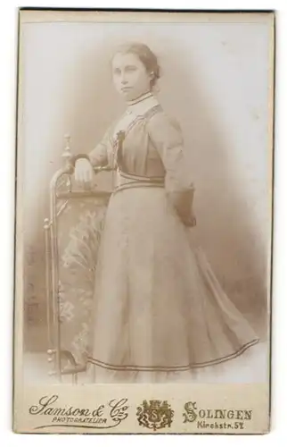 Fotografie Samson & Cie., Solingen, Junge Frau im zeitgenössischen Kleid