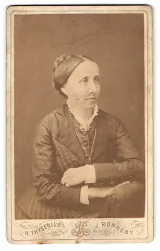 Fotografie H. Thysenius, Ronneby, Portrait Frau mit Brosche am Kleid