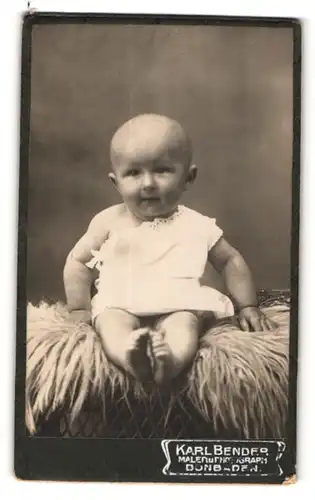 Fotografie Karl Bender, Bonbaden, Säugling auf einem Schaffell