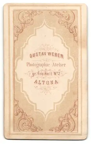 Fotografie Gustav Weber, Hamburg-Altona, junger dunkelhaariger Bube im schwarzen Mantel