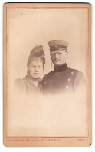 Fotografie J. C. Schaarwächter, Berlin, Portrait Soldat mit seiner Frau