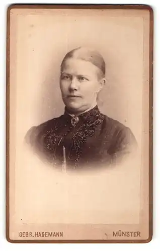 Fotografie Gebr. Hagemann, Münster, Portrait Dame mit streng gescheiteltem Haar und Brosche