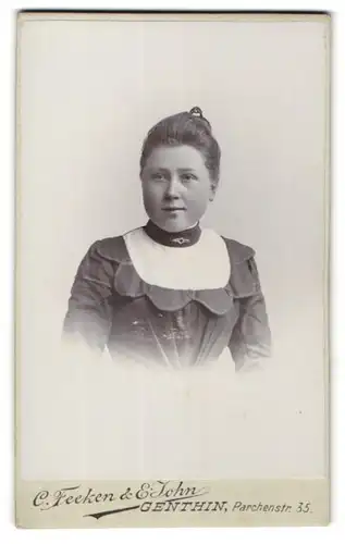 Fotografie C. Fecken & E. John, Genthin, Portrait junge Frau in edler Bluse mit Stabbrosche