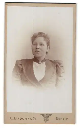 Fotografie A. Jandorf & Co., Berlin, Portrait junge Frau in edler Bluse