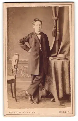 Fotografie Wilhelm Kersten, Berlin, Ganzkörperportrait Knabe in festlicher Kleidung