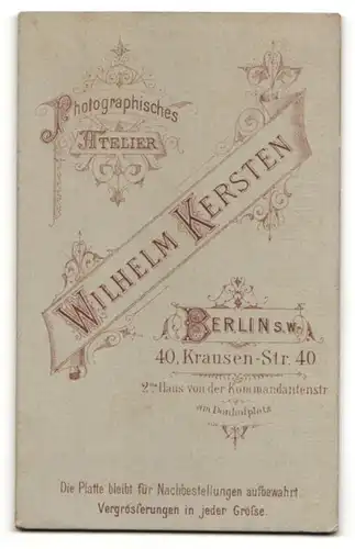 Fotografie Wilhelm Kersten, Berlin, Ganzkörperportrait Knabe in festlicher Kleidung