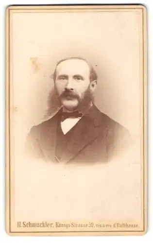 Fotografie H. Schmuckler, Berlin, Portrait bürgerlicher Herr im Anzug mit BAckenbart