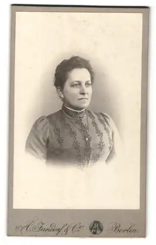 Fotografie A. Jandorf, Berlin, Portrait ernste Dame in edler Bluse mit Brosche