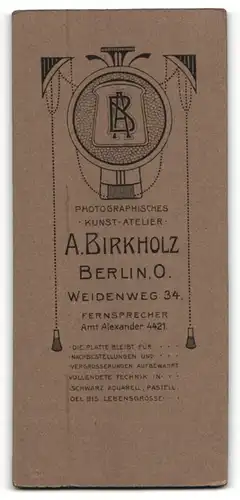 Fotografie A. Birkholz, Berlin, Bursche im Konfirmationsanzug neben einem Tisch stehend