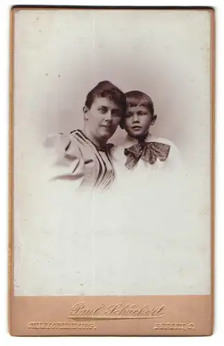 Fotografie Paul Schückert, Berlin -Charlottenburg, Portrait schöne brünette junger Mutter mit frechem Buben