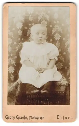 Fotografie Georg Graefe, Erfurt, zuckersüsses blondes Kleindkind im weissen Kleidchen und Schnürschuhen