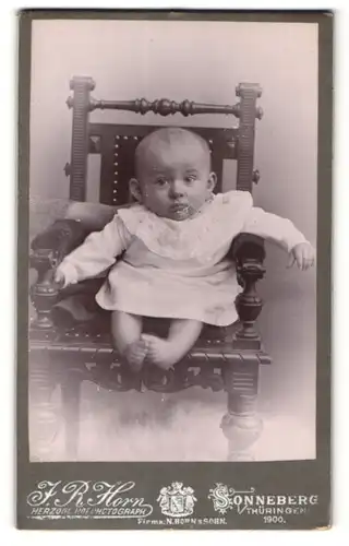 Fotografie J. R. Horn, Sonneberg / Thür., zuckersüsses Baby mit nackten Füssen im weissen Kleidchen