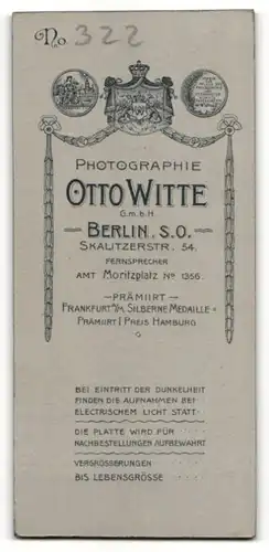 Fotografie Otto Witte, Berlin, hübscher Knabe mit Buch und Ansteckblume im elegenten Anzug