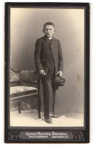 Fotografie Alfred Richter, Radebeul, Portrait Knabe im Anzug mit Hut und Buch