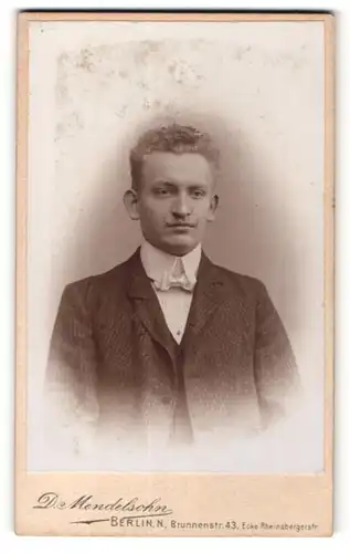 Fotografie D. Mendelsohn, Berlin, Portrait junger Herr mit blonden Locken