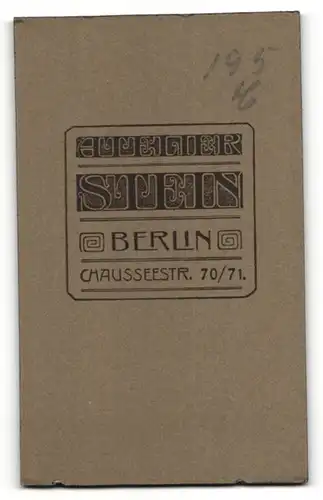 Fotografie Stein, Berlin, Portrait blonder Knabe im Anzug