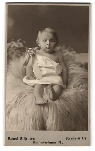 Fotografie Ernst E. Hüter, Berlin, Portrait blondes Baby auf dem Fell
