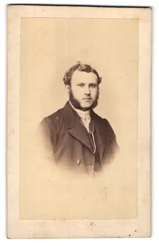 Fotografie Julius Zschille, Berlin, Portrait eleganter junger Herr mit Backenbart