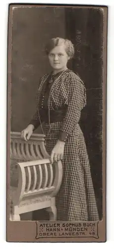 Fotografie Atelier Sophus Buch, Hann-Münden, Portrait junge Dame im karierten Kleid