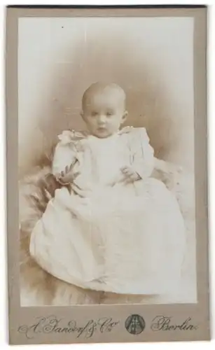 Fotografie A. Jandorf & Co, Berlin, Portrait Baby im Taufkleid