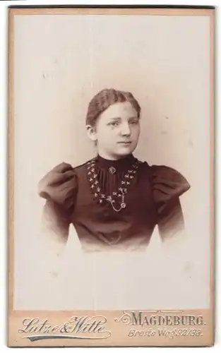 Fotografie Lutze & Witte, Magdeburg, Portrait brünettes Fräulein in elegant bestickter Bluse