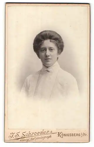 Fotografie J. S. Schroeder, Königsberg i. Pr., Portrait wunderschönes brünettes Fräulein in eleganter weisser Bluse