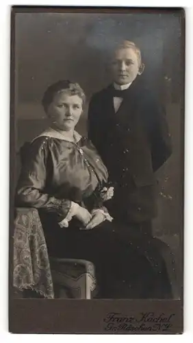Fotografie Franz Kachel, Gr. Räschen, Frau sitzend mit Jungen stehend