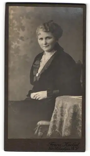 Fotografie Franz Kachel, Gr. Räschen, Frau sitzend am Tisch