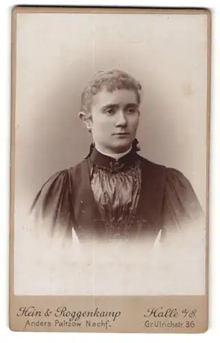 Fotografie Hein & Roggenkamp, Halle, Junge Frau im Kleid