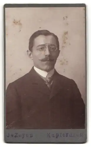 Fotografie J. Zeyen, Kupferdreh, Mann mit Brille und Schnurrbart