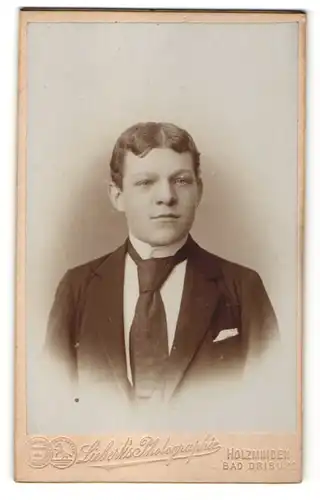 Fotografie Liebert, Holzminden, Portrait eines junge Mannes in Anzug und Krawatte