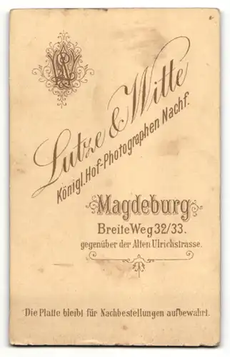 Fotografie Lutzke & Witte, Magdeburg, Junger Kerl in Mantel