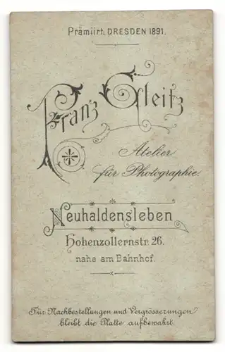 Fotografie Franz Gleitz, Neuhaldensleben, Frau in Tracht mit ernstem Blick in die Ferne