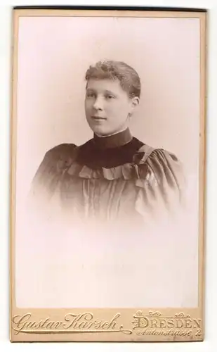 Fotografie Gustav Karsch, Dresden, Frau im Kleid stehend