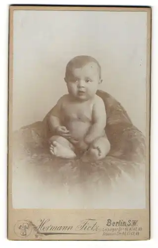 Fotografie Hermann Fietz, Berlin, Baby nackt sitzend auf Sessel