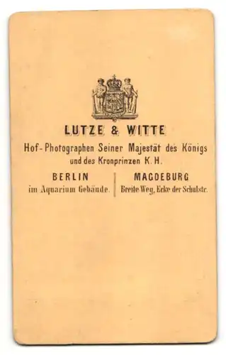 Fotografie Lutze & Witte, Berlin, Junger Mann im Anzug