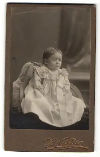 Fotografie Hermann Wolffberg, Rixdorf, kleines Mädchen im Kleid sitzend auf Stuhl