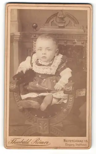 Fotografie Theobald Römer, Netzschkau i./S., kleines Baby im Kleidchen sitzend im Stuhl