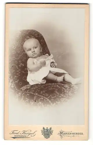 Fotografie Ferd. Kergel, Marienwerder, niedliches Baby im weissen Kleidchen