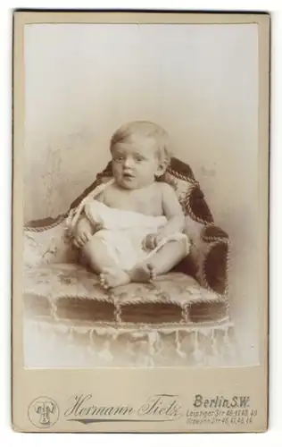 Fotografie Hermann Tietz, Berlin, Baby im Foto-Atelier