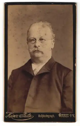 Fotografie Heinrich Fritz, Greiz i. V., Portrait Mann mit Brille