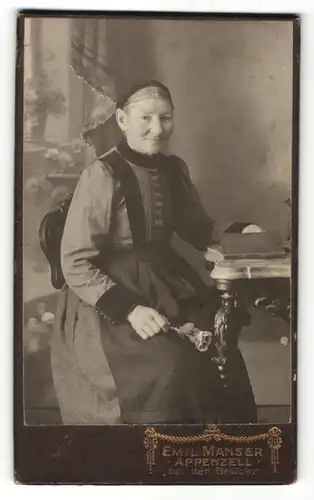 Fotografie Emil Manser, Appenzell, Portrait betagte Frau in traditioneller Kleidung