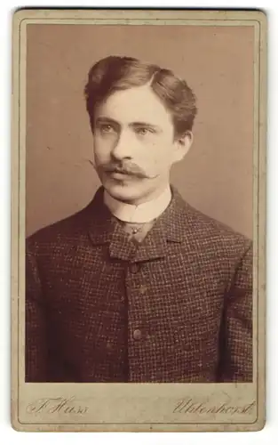 Fotografie F. Huss, Uhlenhorst, Portrait junger Herr mit zeitgenöss. Frisur